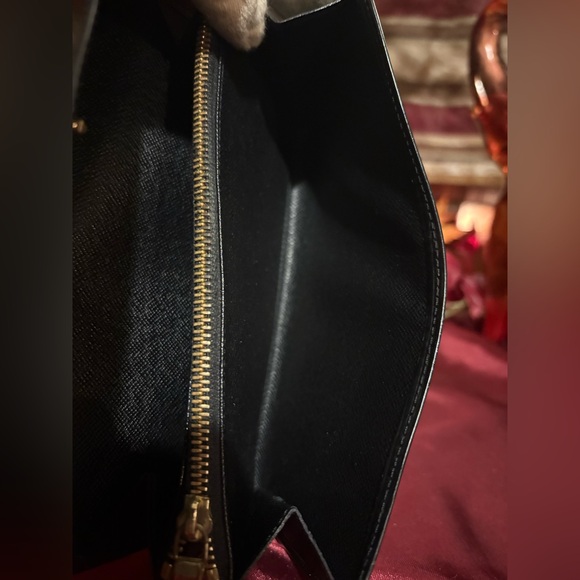Authentic Louis Vuitton Black EPI Leather Unisex Wallet - Picture 11 of 12